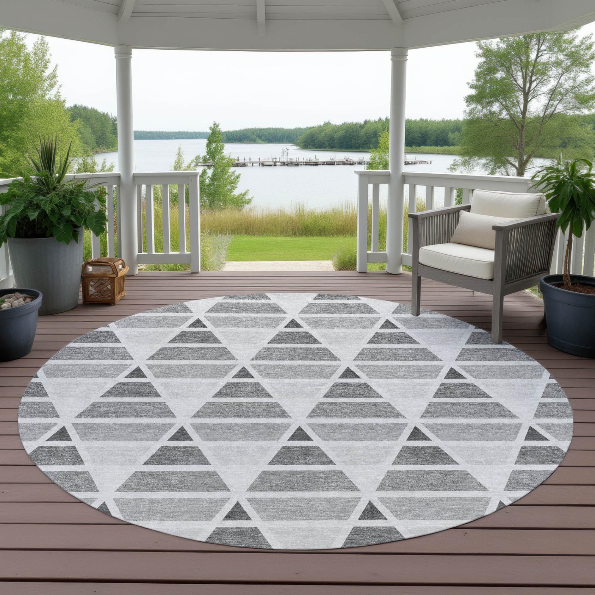 8' Gray And Silver Round Geometric Washable Indoor Outdoor Area Rug Homeroots Outdoor