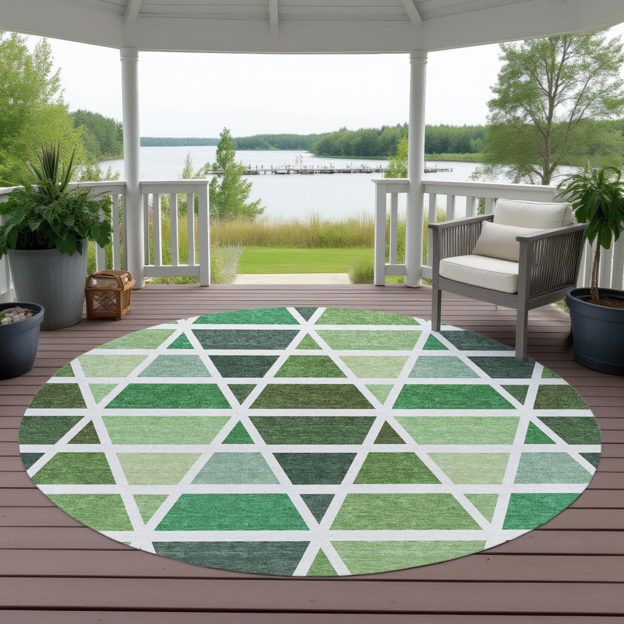 8' Green And White Round Geometric Washable Indoor Outdoor Area Rug Homeroots Outdoor