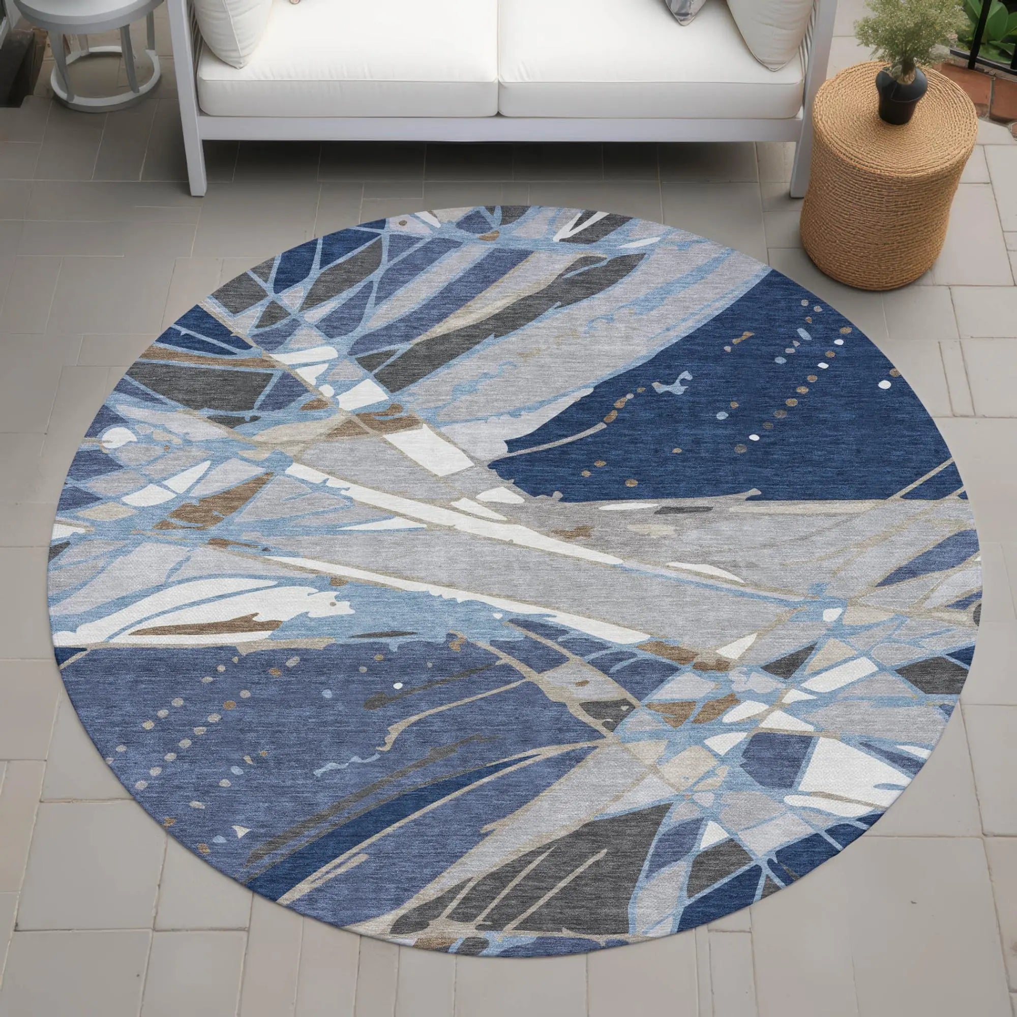 8' Navy Blue And Blue Round Abstract Washable Indoor Outdoor Area Rug Homeroots Outdoor