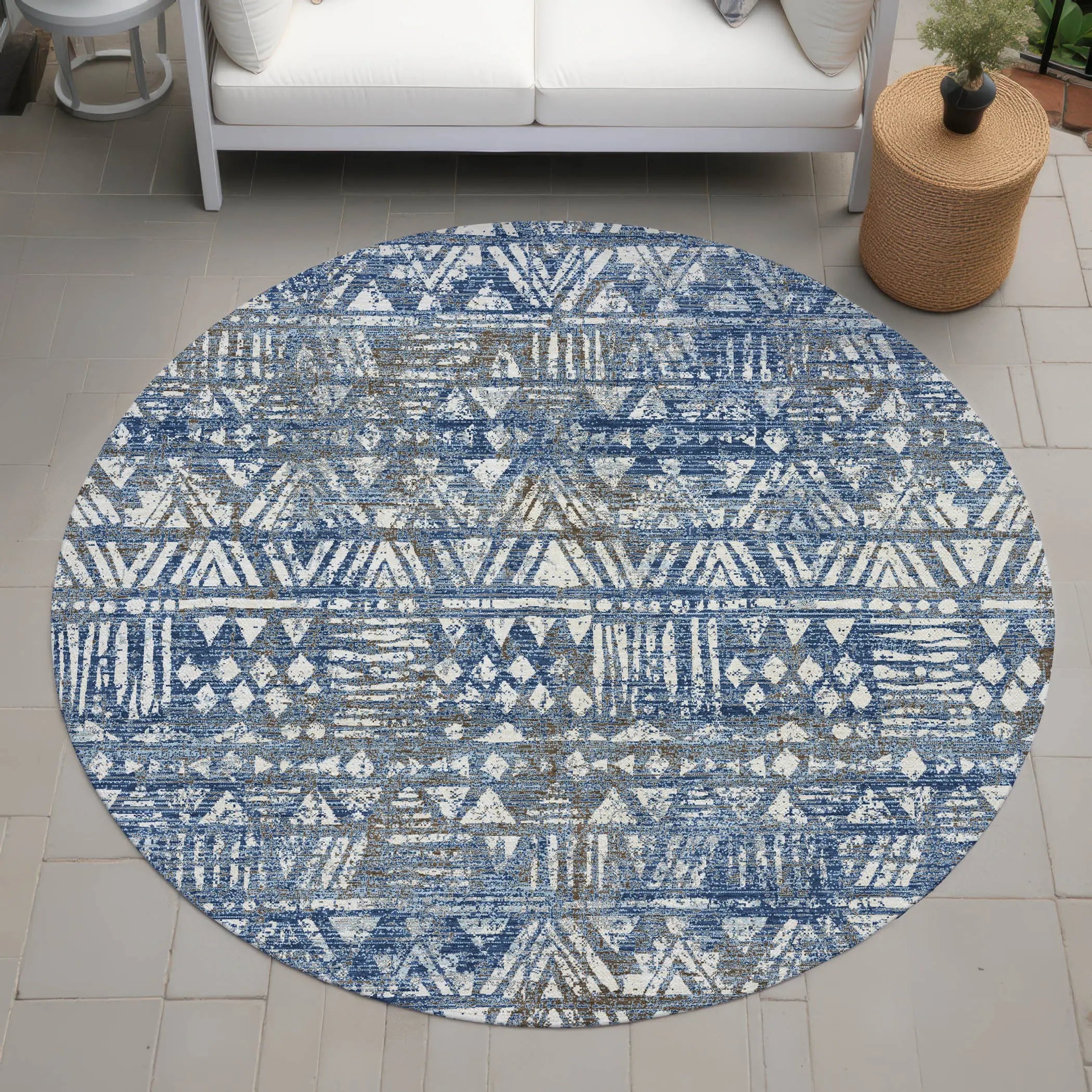 8' Navy Blue And Blue Round Geometric Washable Indoor Outdoor Area Rug Homeroots Outdoor