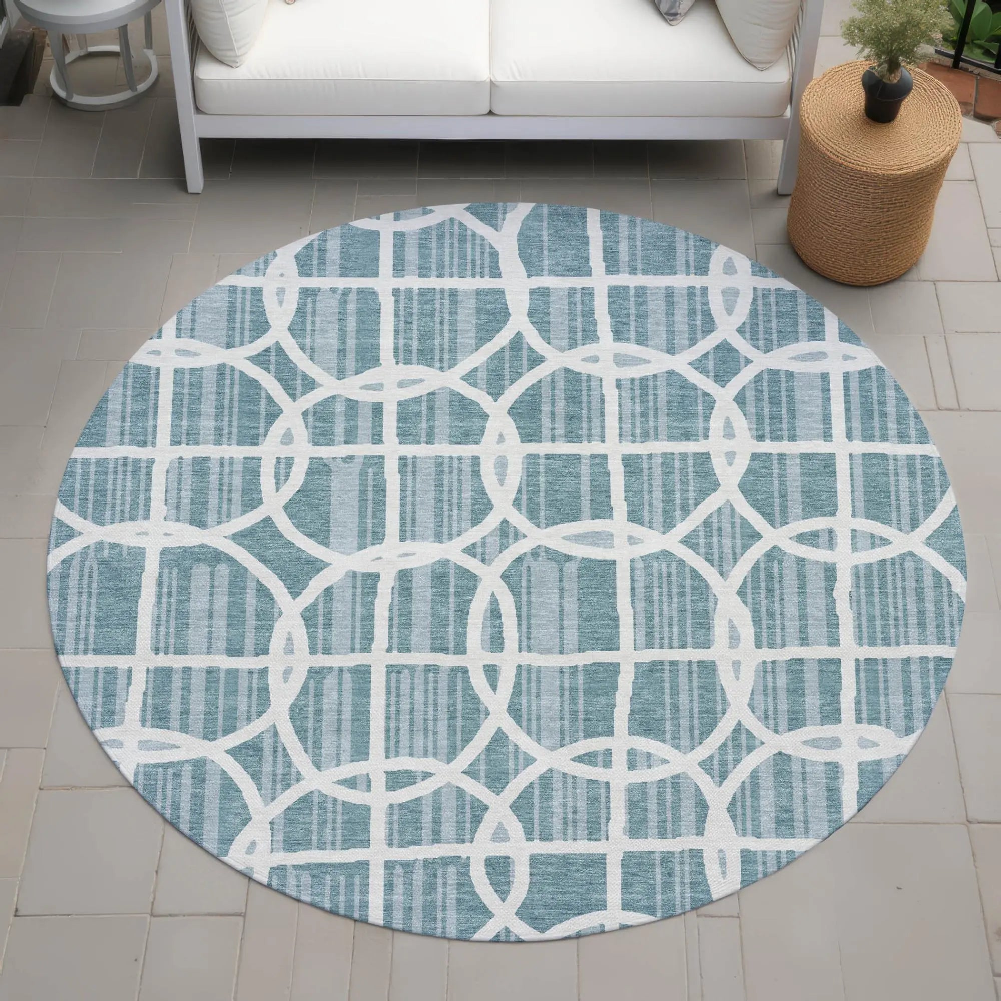 8' Teal Blue And Blue Round Geometric Washable Indoor Outdoor Area Rug Homeroots Outdoor