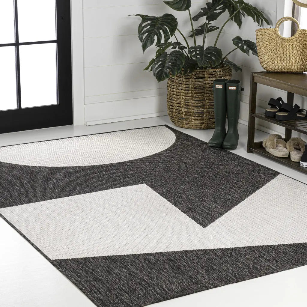 8' X 10' Black And Cream Geometric Indoor Outdoor Area Rug Homeroots Outdoor