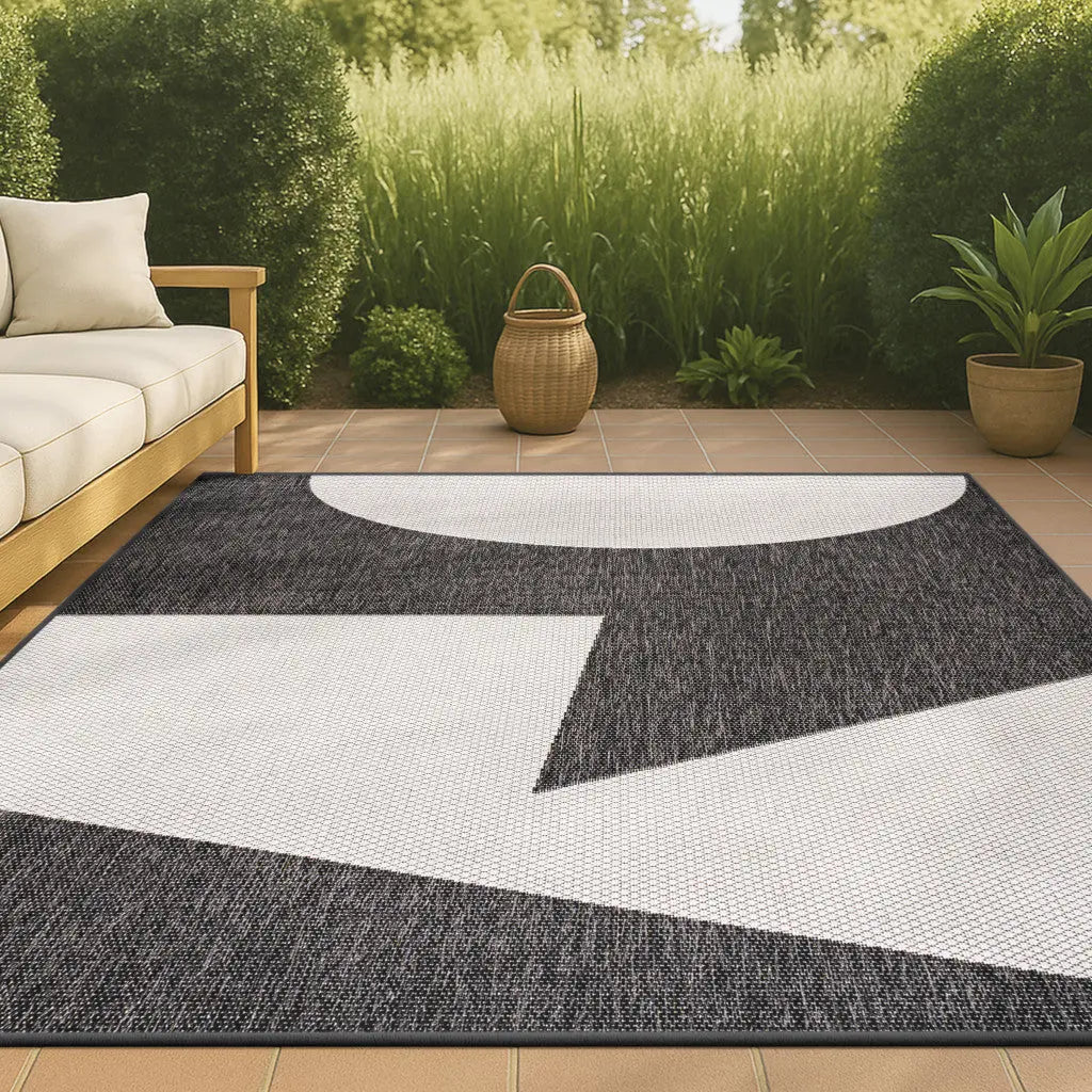 8' X 10' Black And Cream Geometric Indoor Outdoor Area Rug Homeroots Outdoor