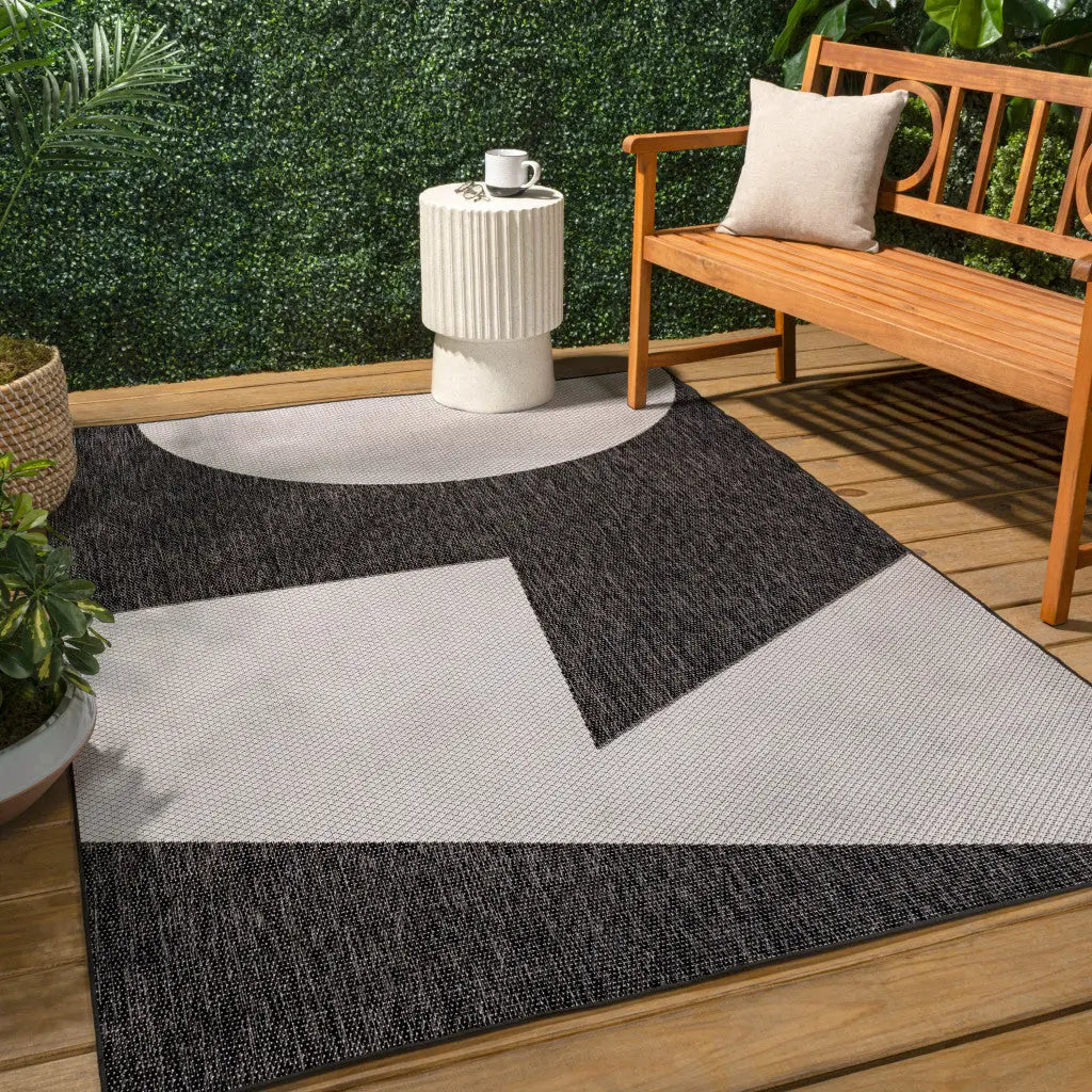 8' X 10' Black And Cream Geometric Indoor Outdoor Area Rug Homeroots Outdoor