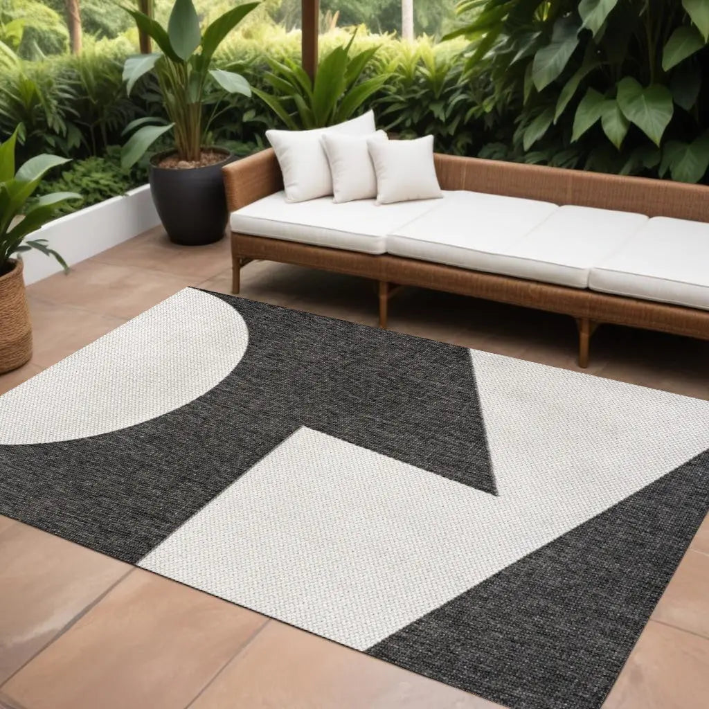 8' X 10' Black And Cream Geometric Indoor Outdoor Area Rug Homeroots Outdoor