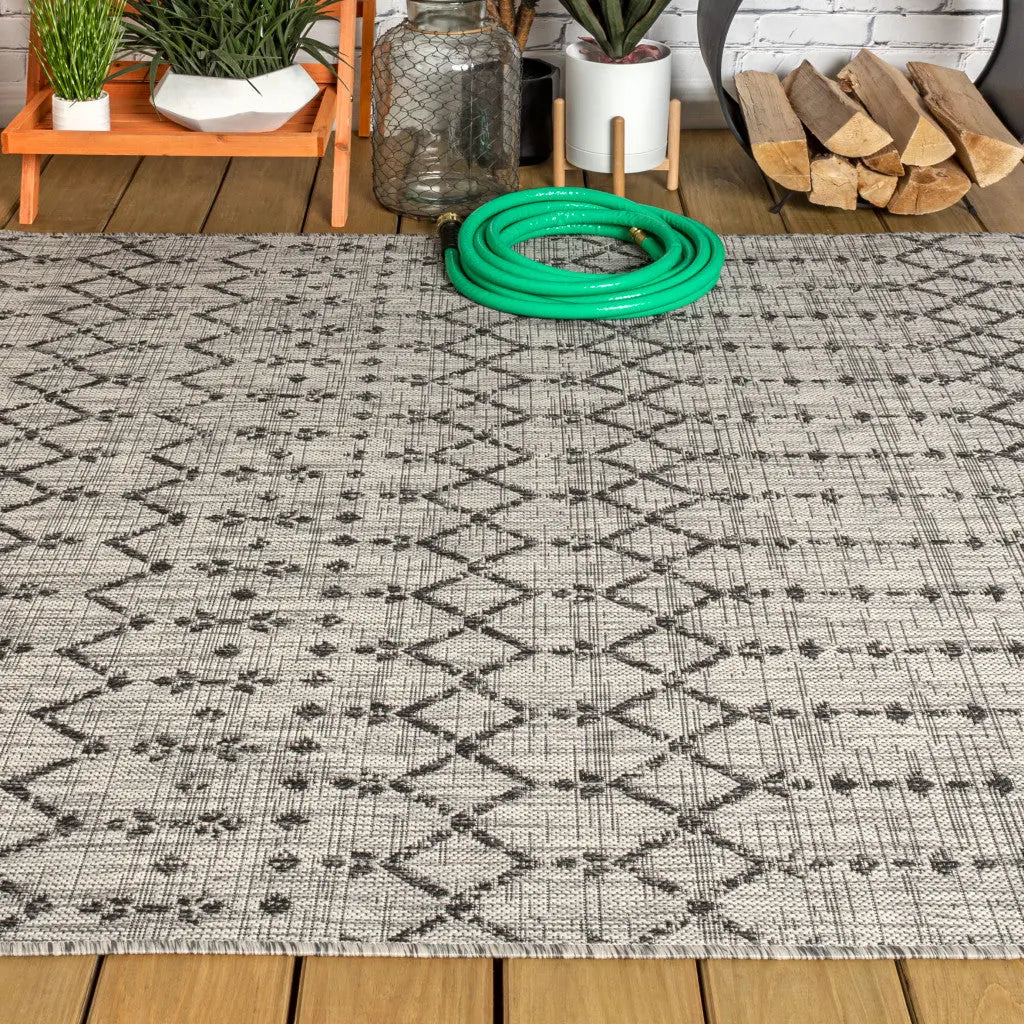 8' X 10' Light Gray And Black Trellis Indoor Outdoor Area Rug Homeroots Outdoor