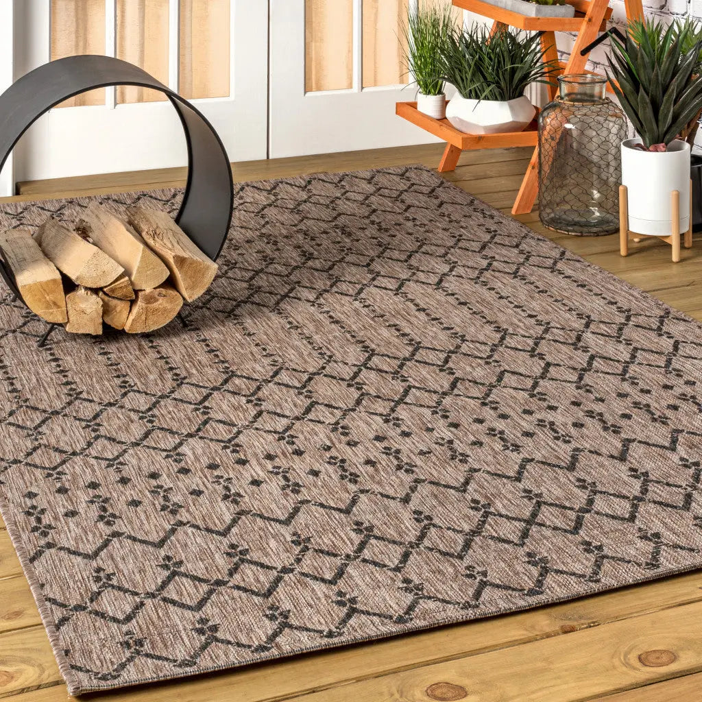 8' X 10' Natural And Black Trellis Indoor Outdoor Area Rug Homeroots Outdoor