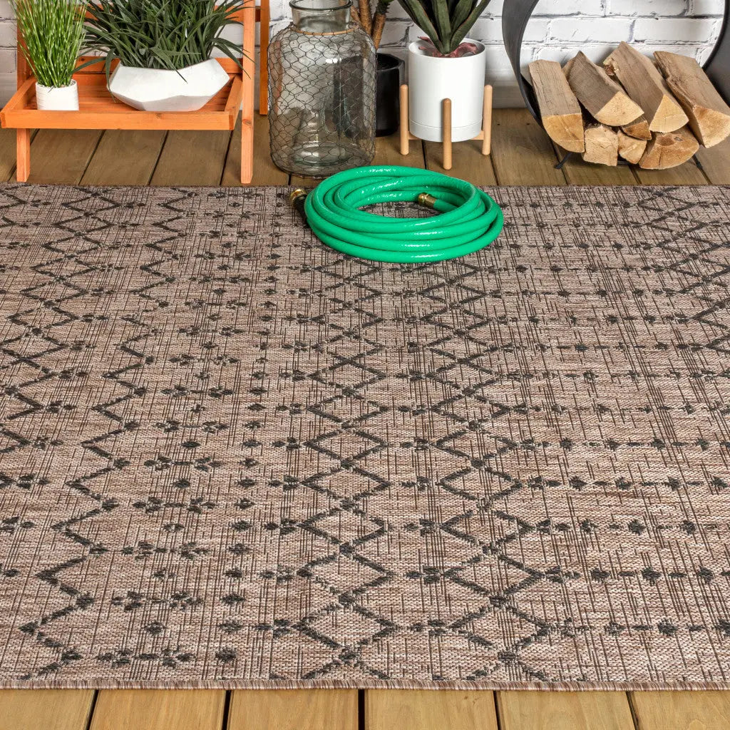 8' X 10' Natural And Black Trellis Indoor Outdoor Area Rug Homeroots Outdoor