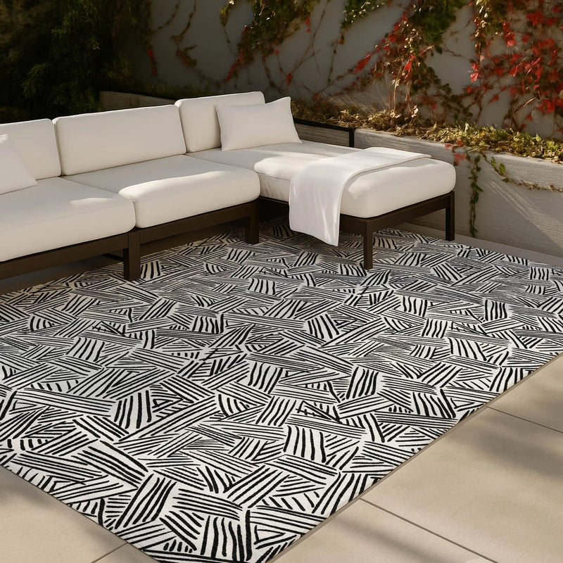 8' X 10' White And Beige Geometric Washable Indoor Outdoor Area Rug Homeroots Outdoor
