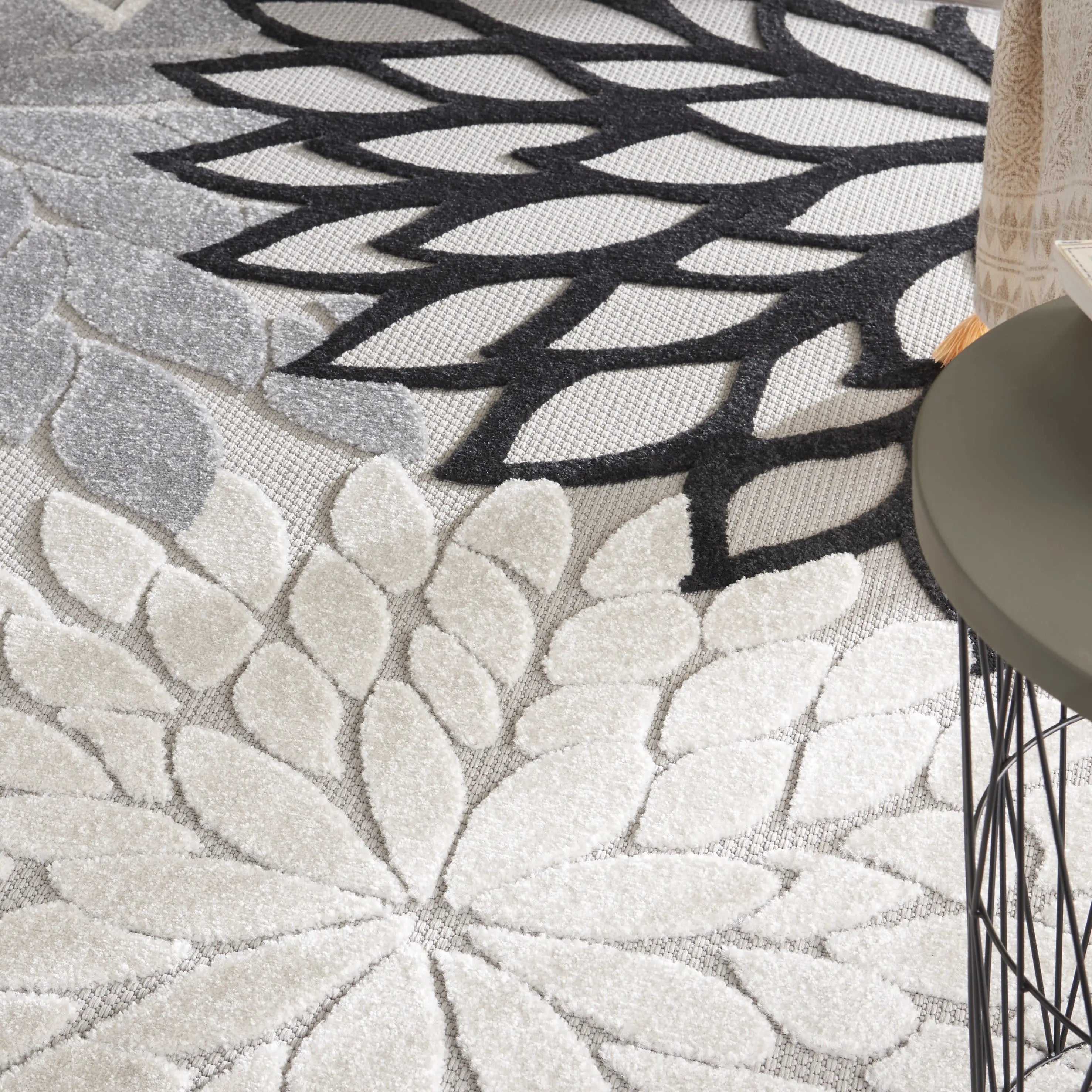 8' X 11' Black And White Floral Indoor Outdoor Area Rug Homeroots Outdoor