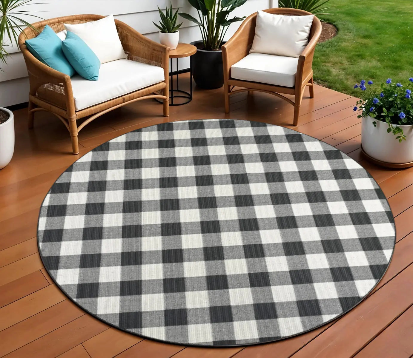 8' X 8' Black And Ivory Round Indoor Outdoor Area Rug Homeroots Outdoor