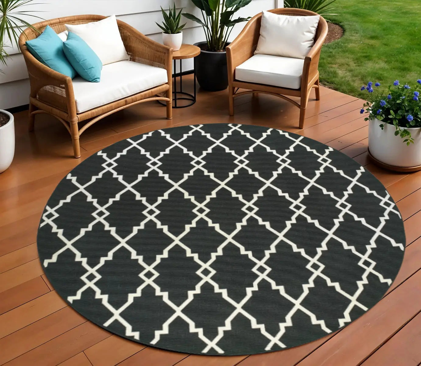 8' X 8' Black And Ivory Round Indoor Outdoor Area Rug Homeroots Outdoor