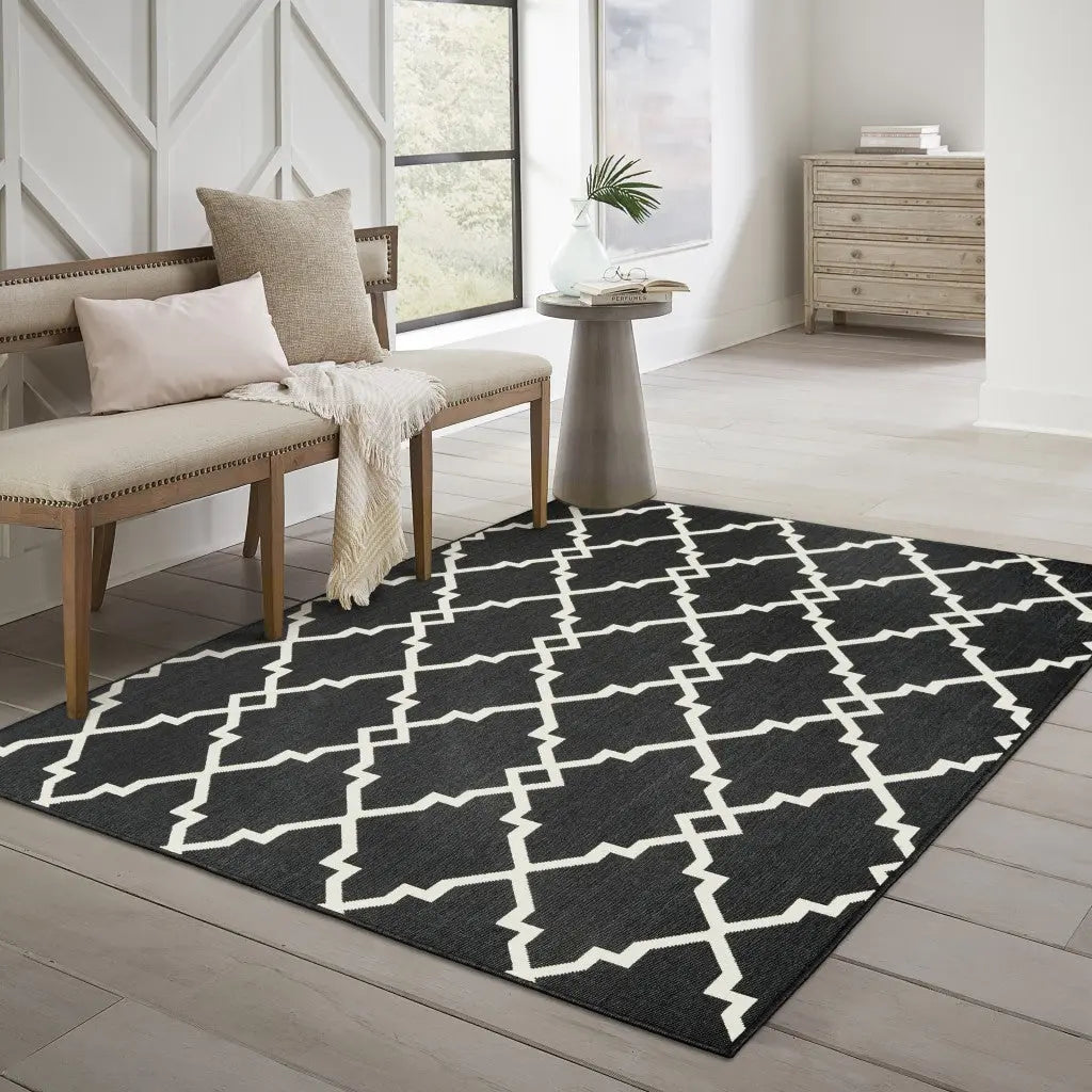 8' X 8' Black And Ivory Round Indoor Outdoor Area Rug Homeroots Outdoor