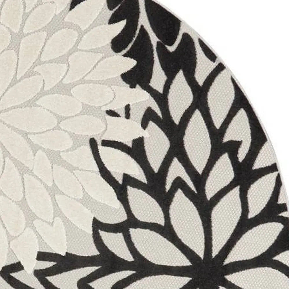 8' X 8' Black And White Indoor Outdoor Area Rug - GreatEagleInc