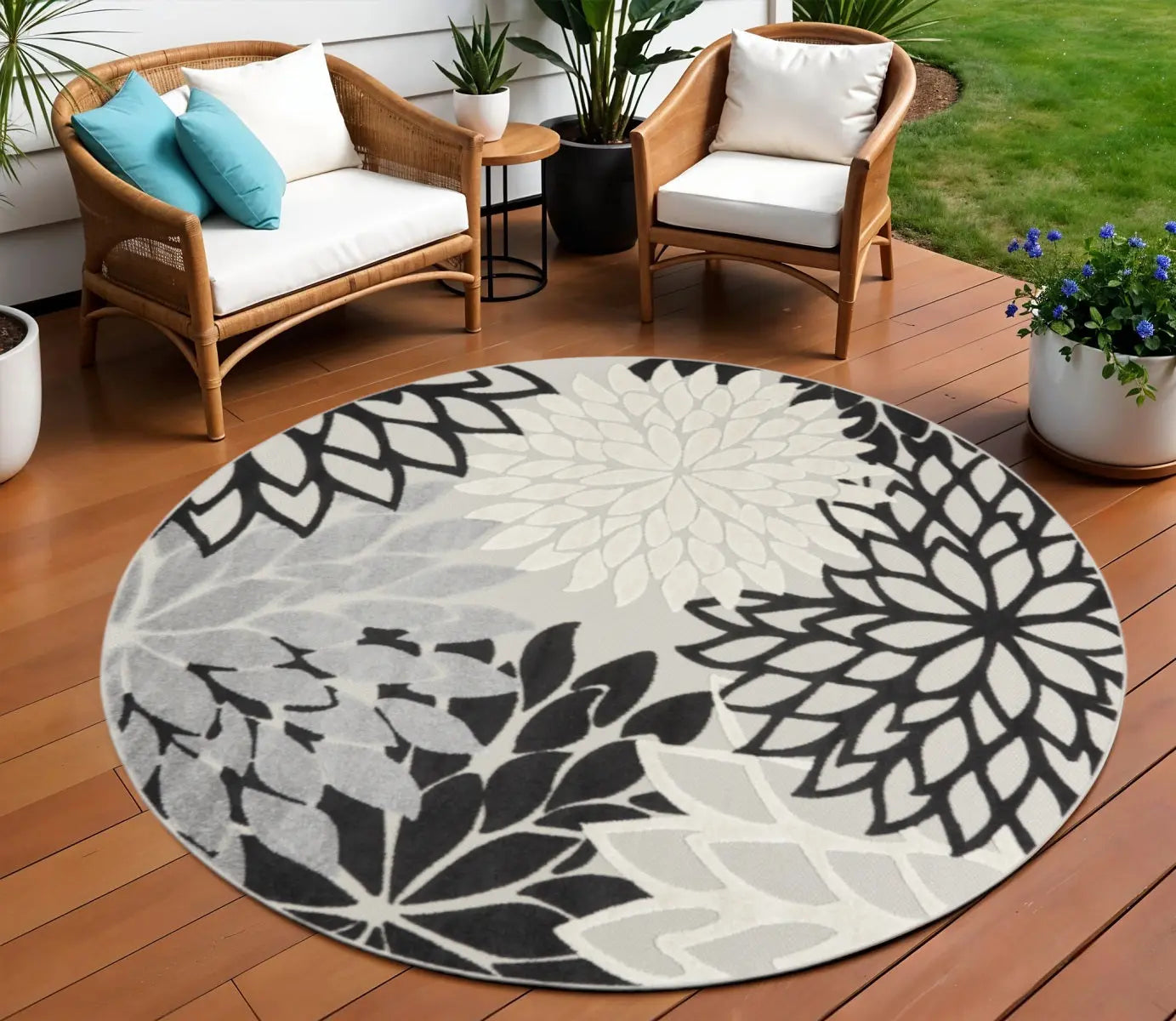 8' X 8' Black And White Indoor Outdoor Area Rug - GreatEagleInc