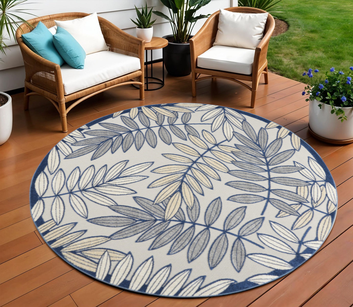 8' X 8' Ivory And Blue Round Indoor Outdoor Area Rug - GreatEagleInc
