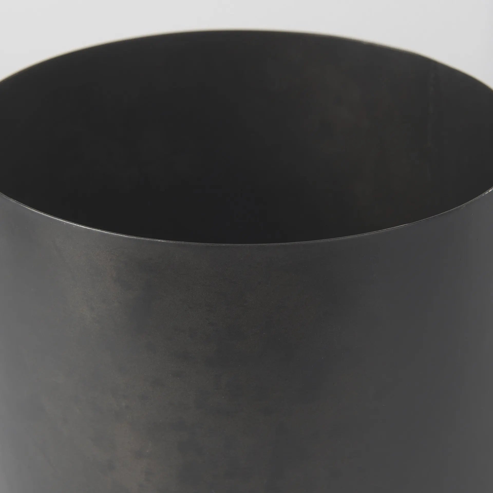 9" Black Metal Round Table Vase Homeroots Home Decor