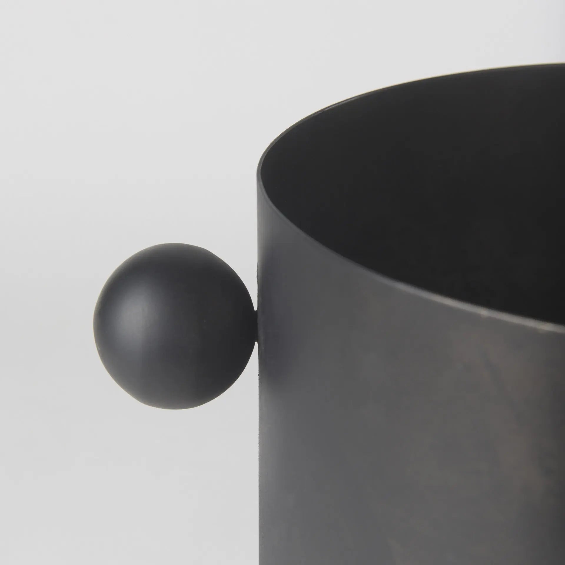 9" Black Metal Round Table Vase Homeroots Home Decor