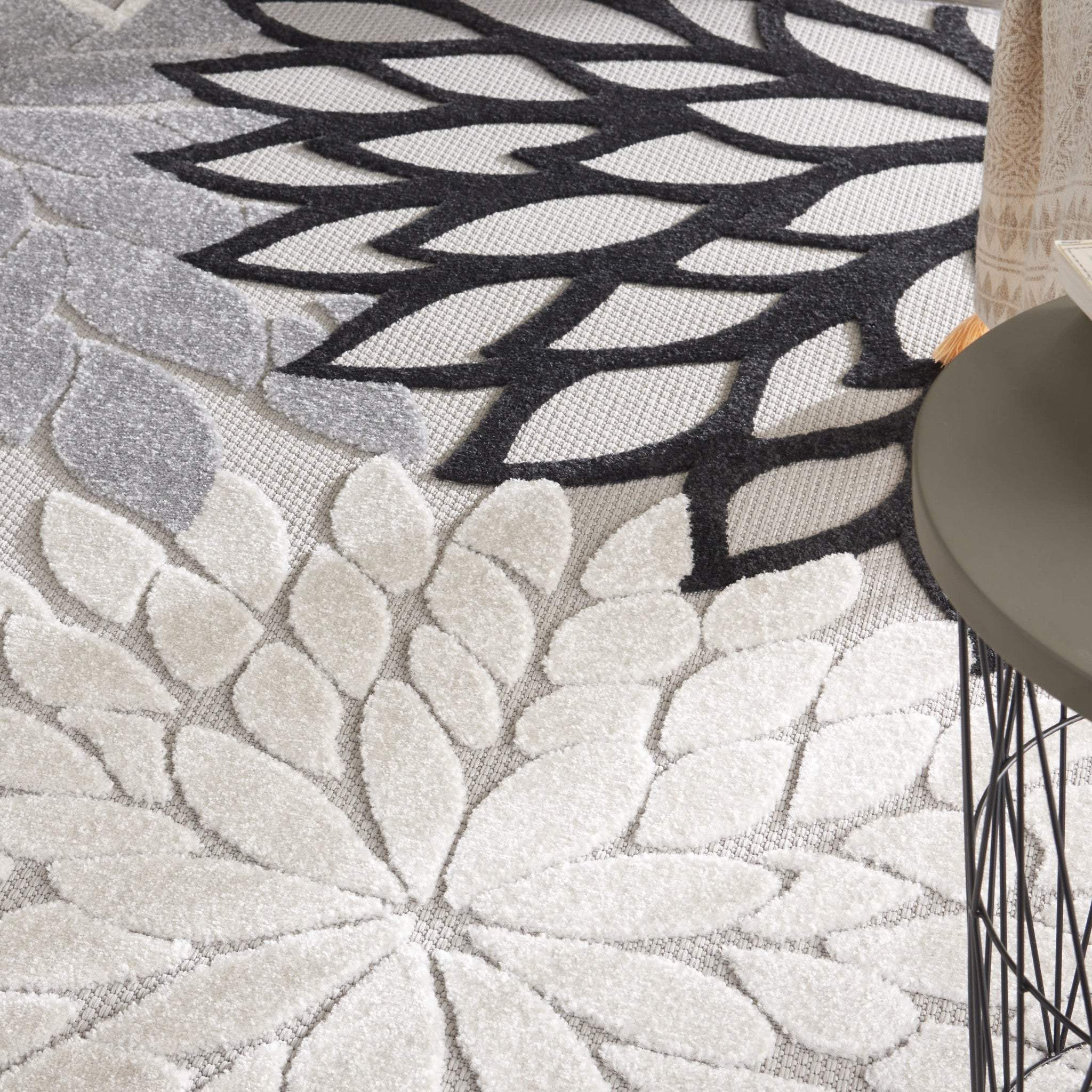 9' X 12' Black And White Indoor Outdoor Area Rug - GreatEagleInc