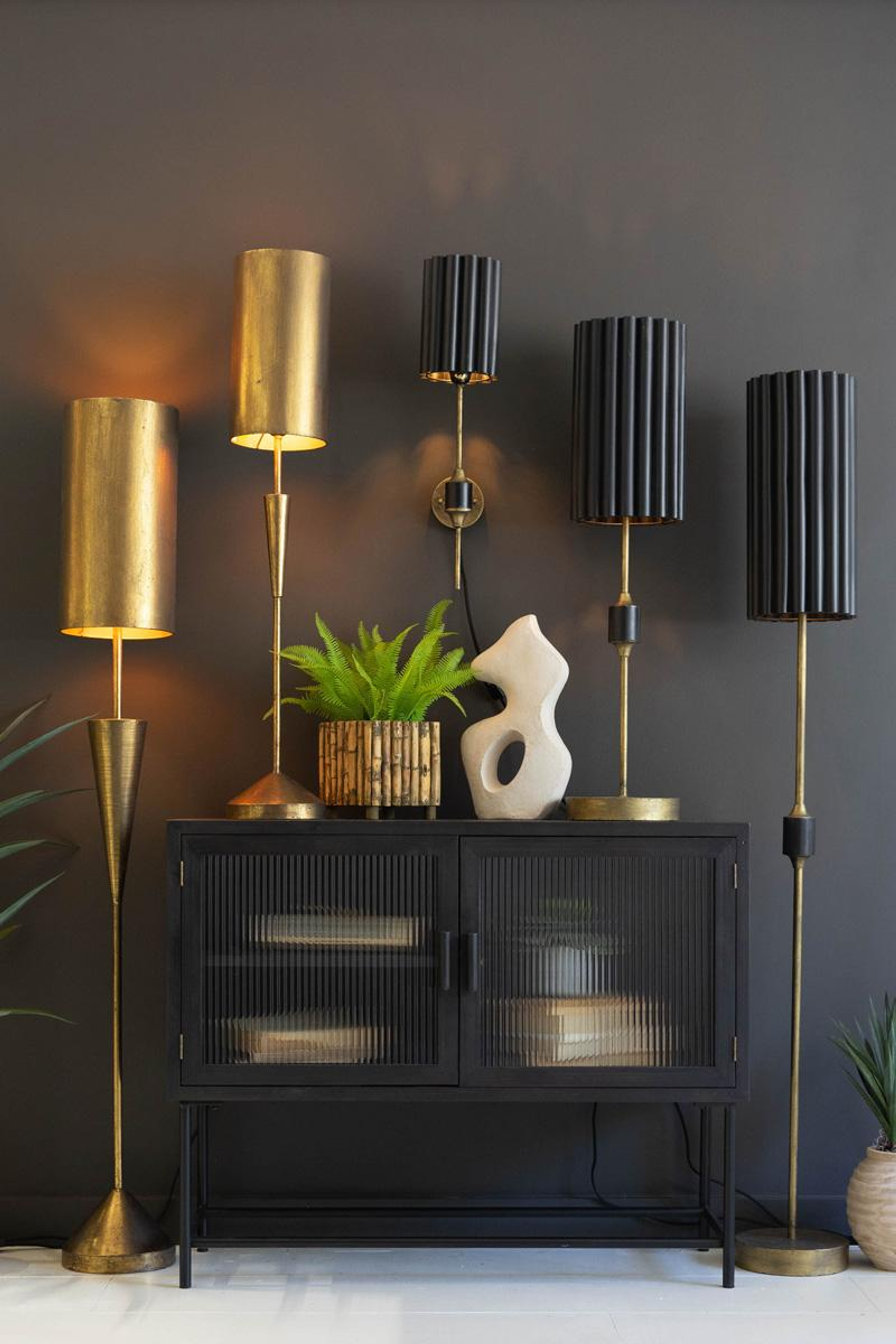 ANTIQUE GOLD TABLE LAMP WITH FLUTED BLACK METAL SHADE Kalalou