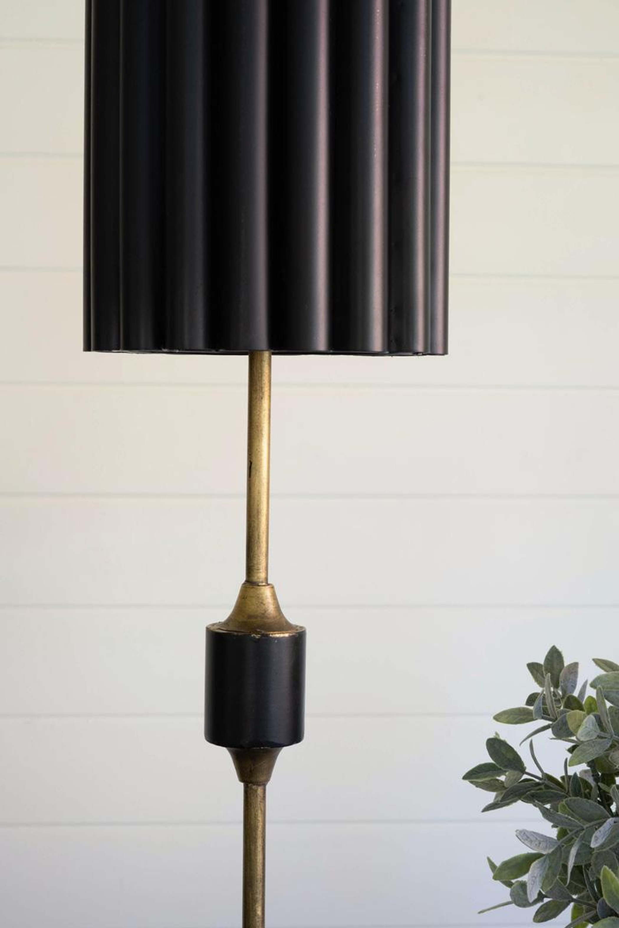 ANTIQUE GOLD TABLE LAMP WITH FLUTED BLACK METAL SHADE Kalalou