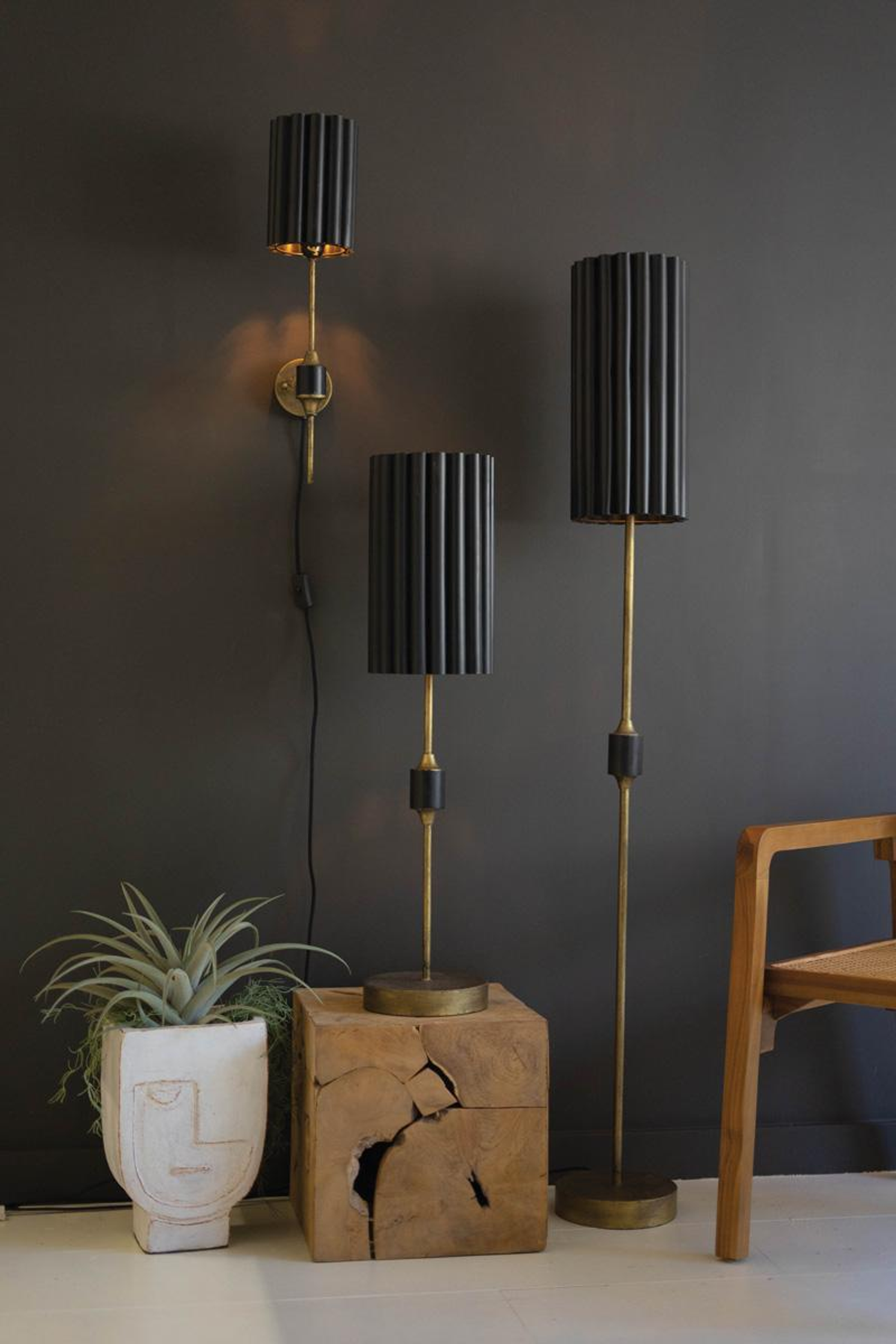 ANTIQUE GOLD TABLE LAMP WITH FLUTED BLACK METAL SHADE Kalalou