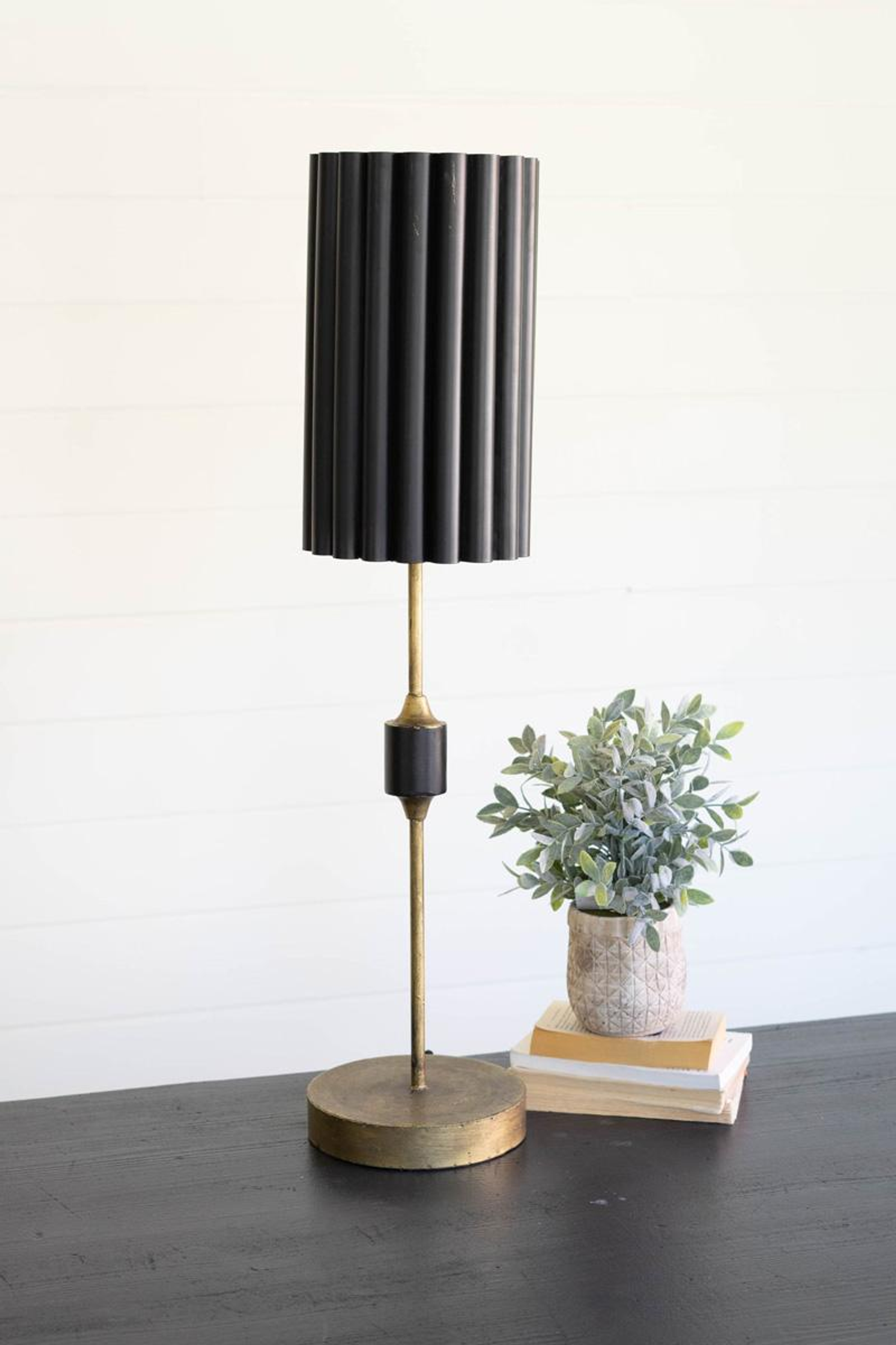 ANTIQUE GOLD TABLE LAMP WITH FLUTED BLACK METAL SHADE Kalalou
