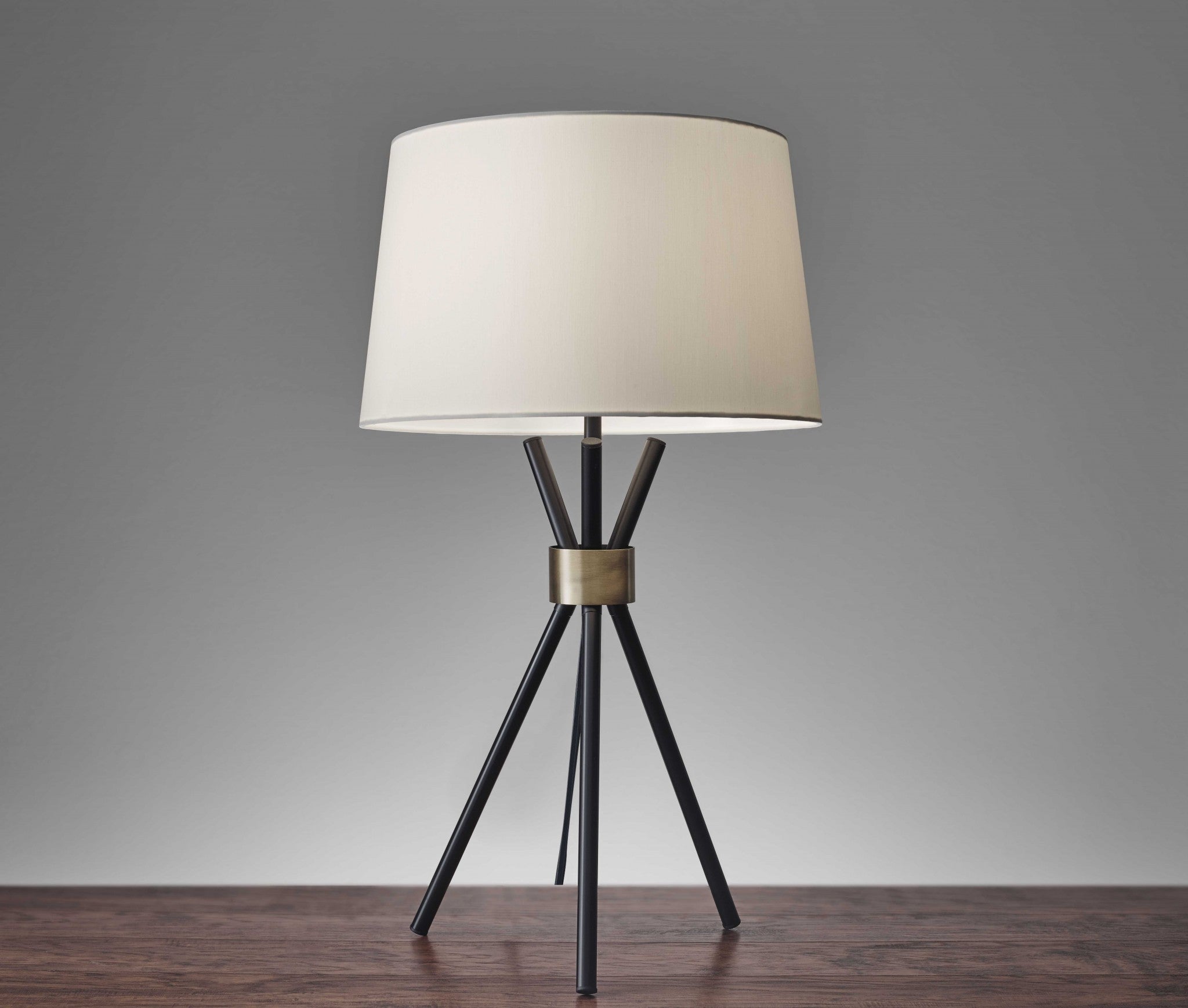 Black Metal Tripod Leg With Antique Brass Accent Table Lamp - GreatEagleInc