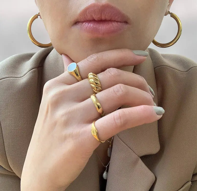 DREW GOLD PINKY SIGNET RING Mai Desiree
