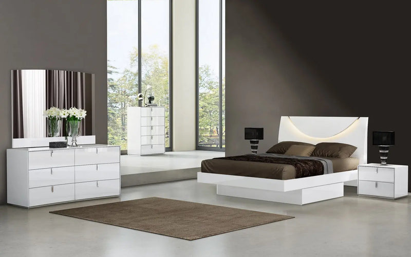 Four Piece White Solid and Manufactured Wood Bedroom Set With Mirror Homeroots Bed & Bath