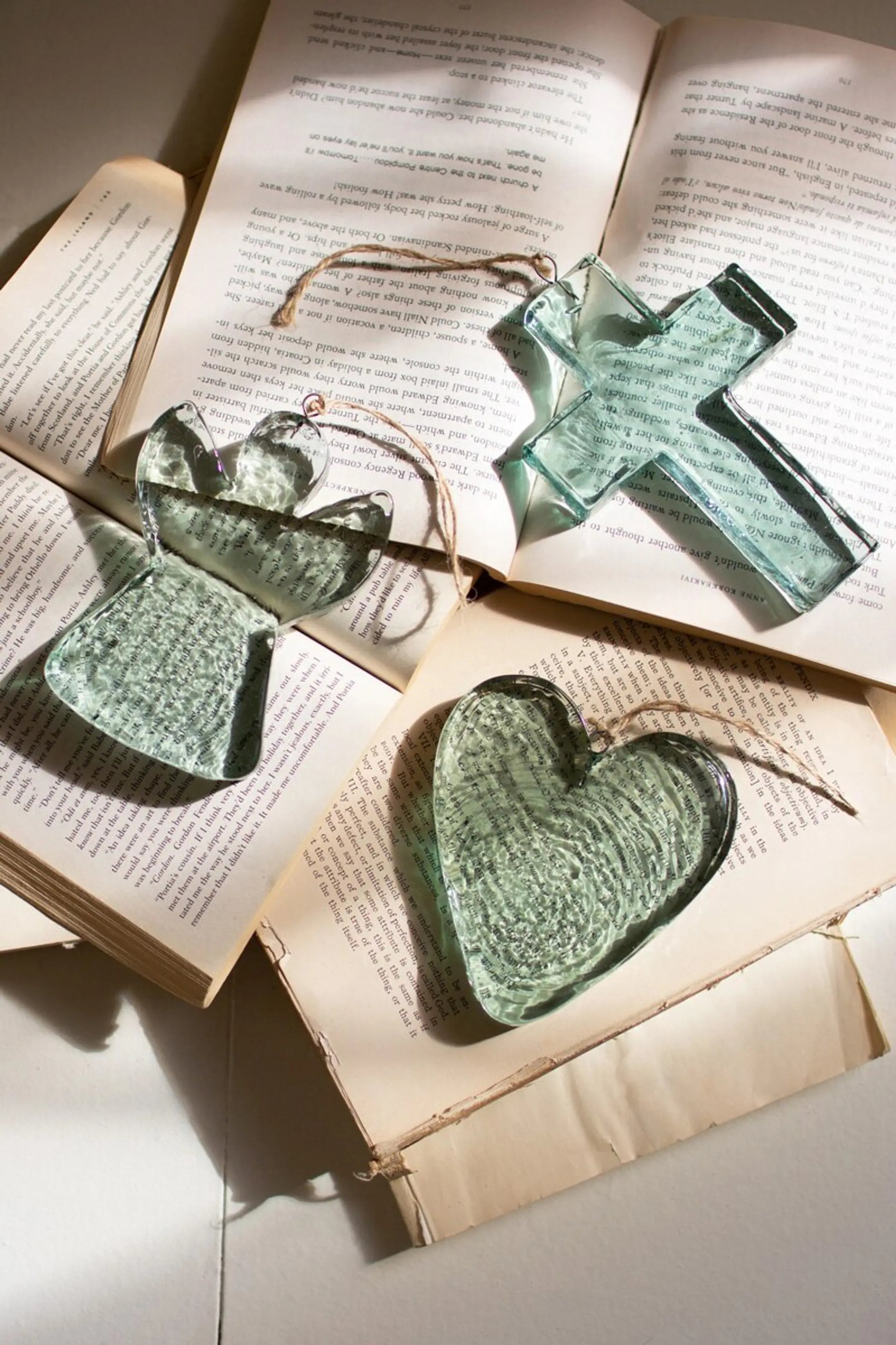 GLASS CROSS SUN CATCHER ORNAMENT Kalalou