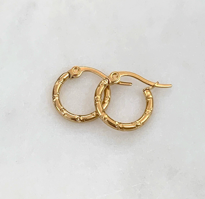 ISMAY GOLD HUGGIE HOOP EARRINGS Mai Desiree