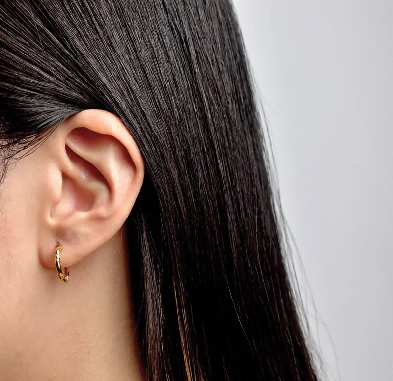 ISMAY GOLD HUGGIE HOOP EARRINGS Mai Desiree