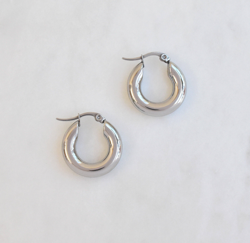 LUCY SMALL SILVER CHUNKY HOOP EARRINGS Mai Desiree