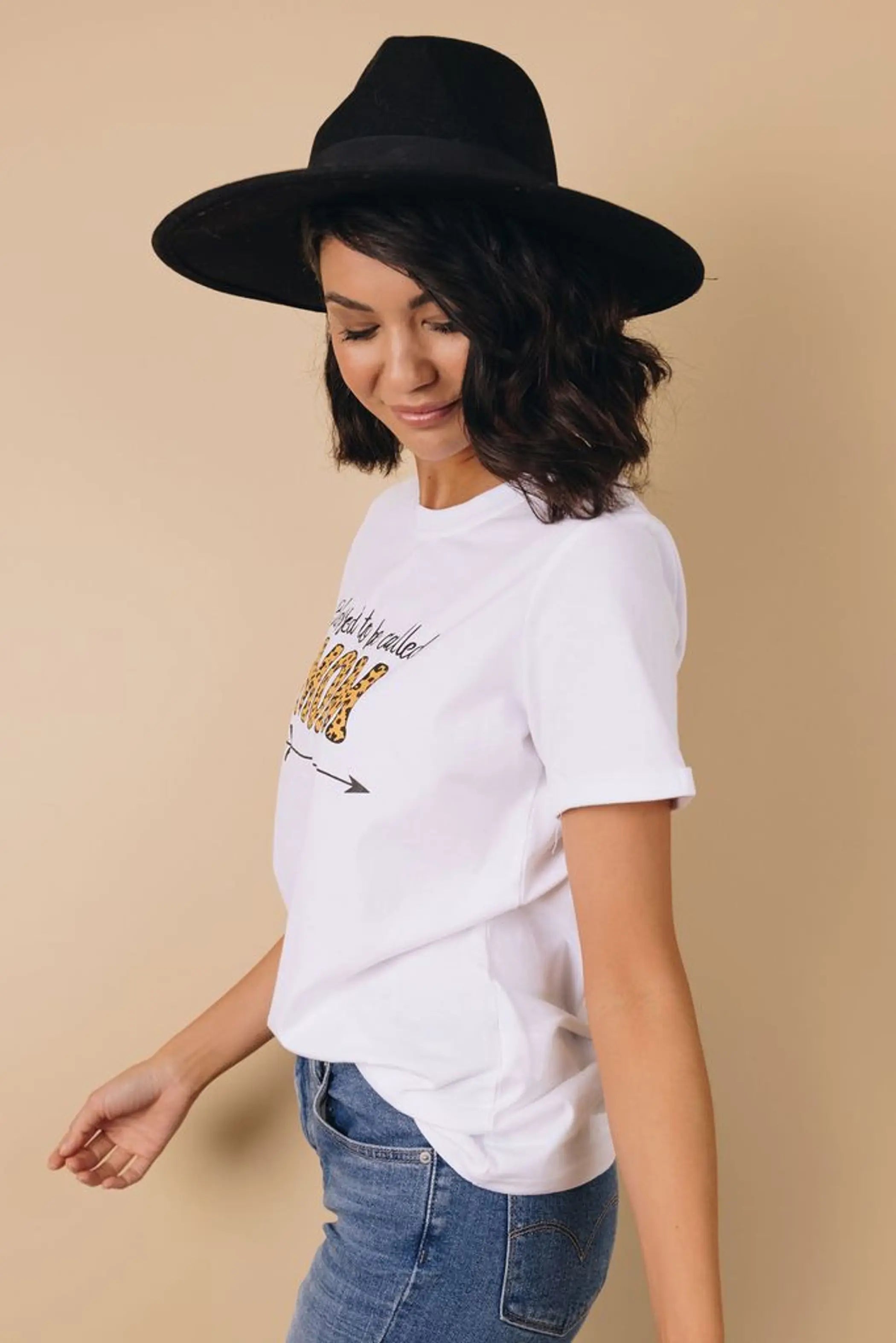 Leopard Printed Mom Tee Stay Warm in Style