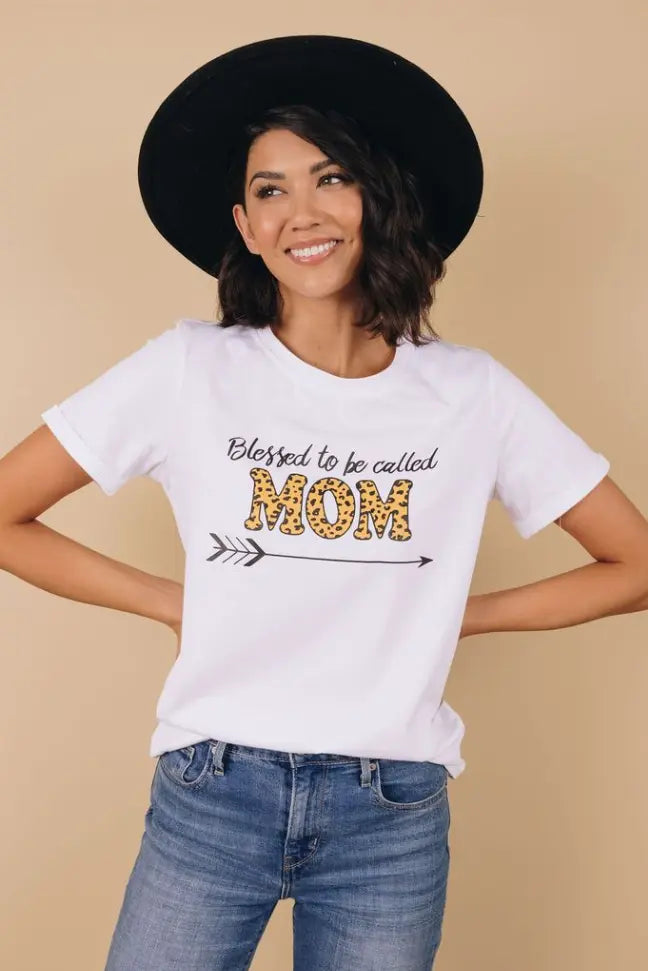 Leopard Printed Mom Tee Stay Warm in Style