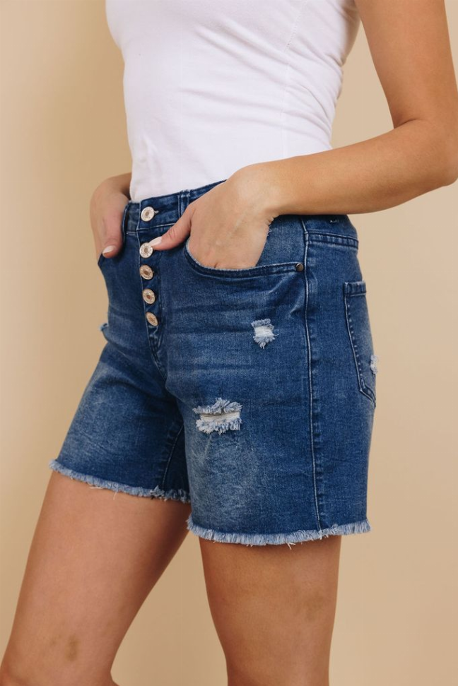 Rillo Frayed Denim Shorts Stay Warm in Style