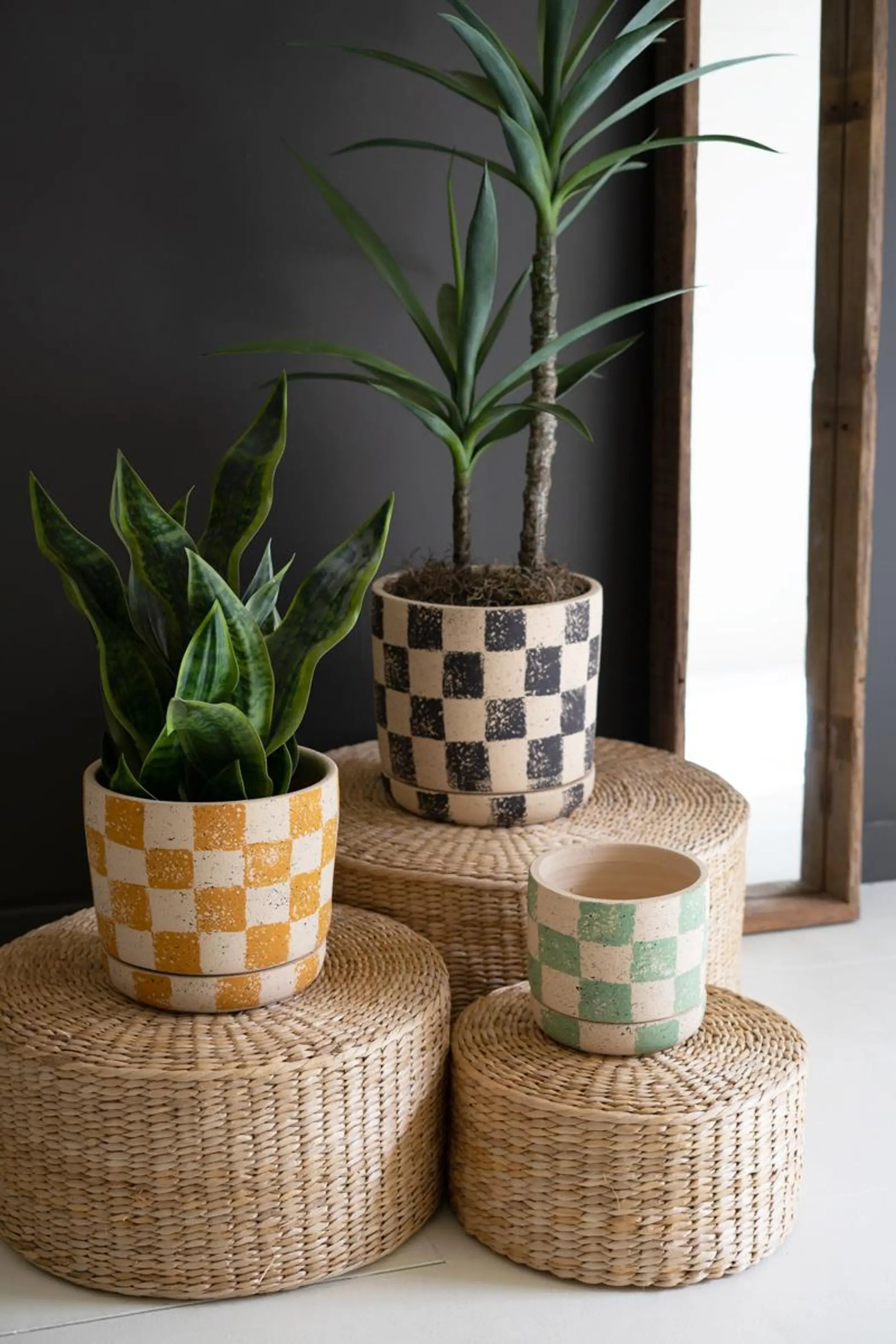 SET OF THREE CHECKERED CLAY PLANTERS WITH TRAYS Kalalou