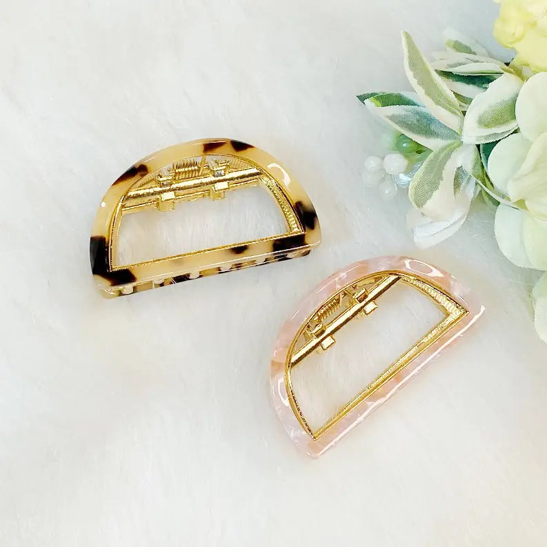 Stylish Outlined Hair Claw Ellison+Young