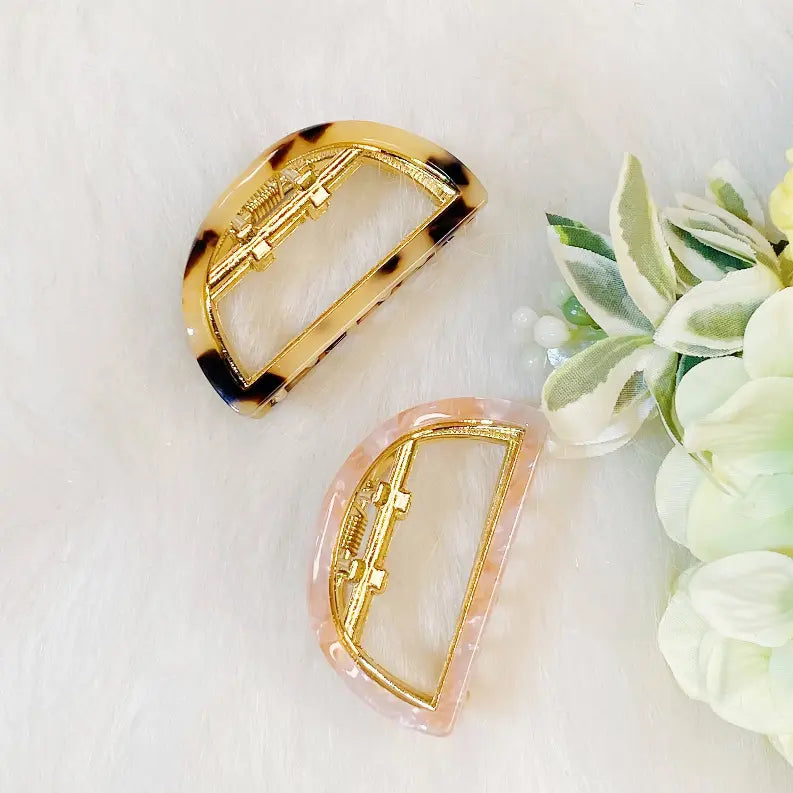 Stylish Outlined Hair Claw Ellison+Young