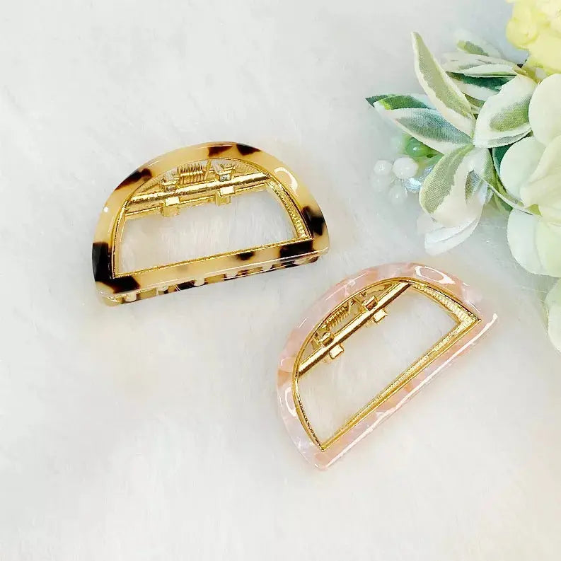 Stylish Outlined Hair Claw Ellison+Young