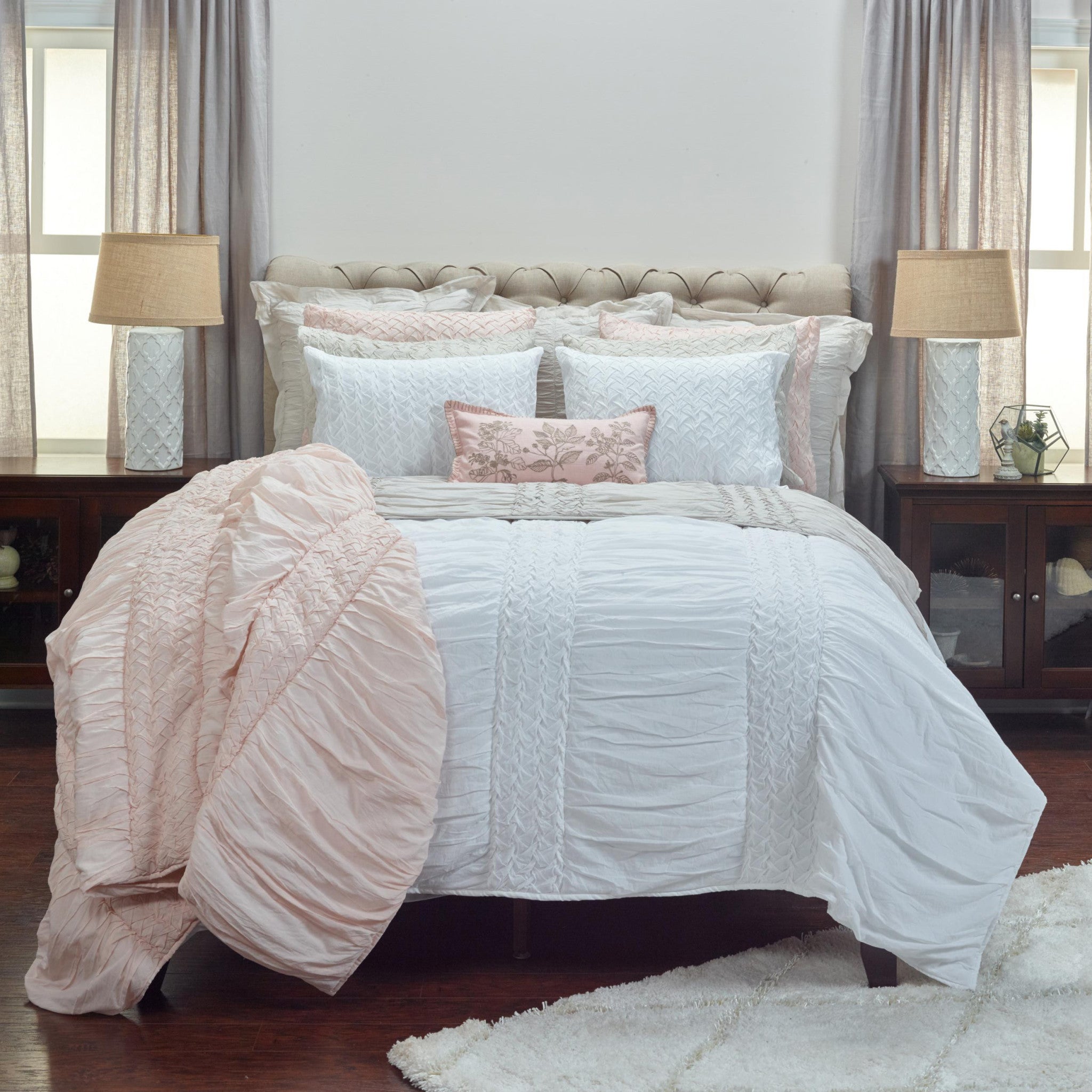 White Geometric Queen Quilt - GreatEagleInc